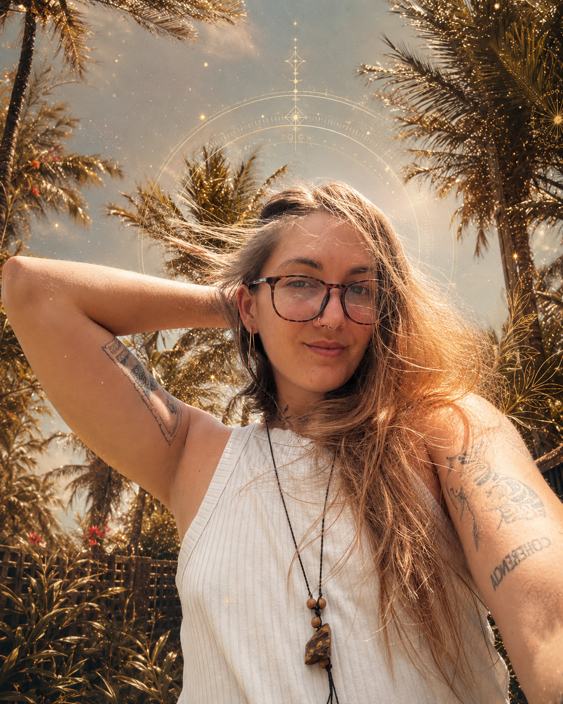 Retrato de la mentora con palmeras y geometría sagrada dorada